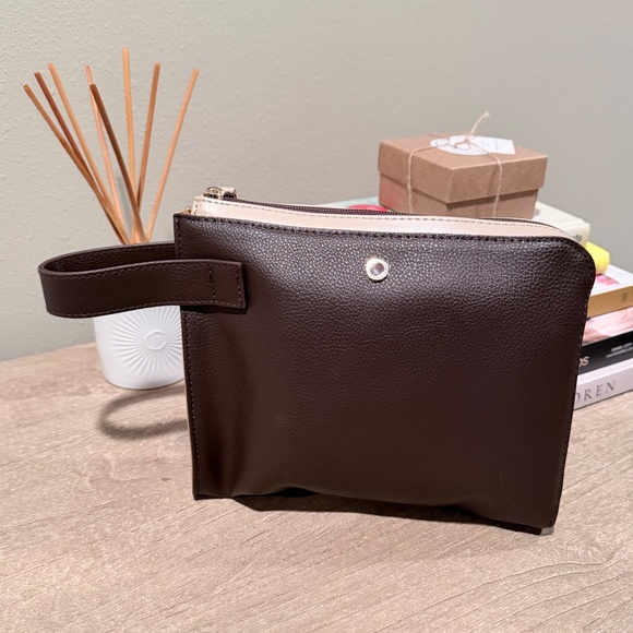 BVLGARI | Emirates First Class Toiletry Pouch for Men - Picture 2 of 6